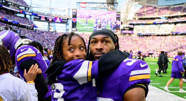aaron-jones-shares-nfl-journey-with-son-while-grieving-father