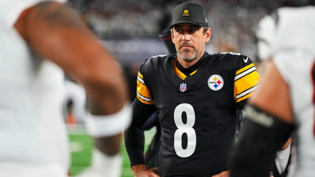 aaron-rodgers-makes-obscene-gesture-before-steelers-bears-game