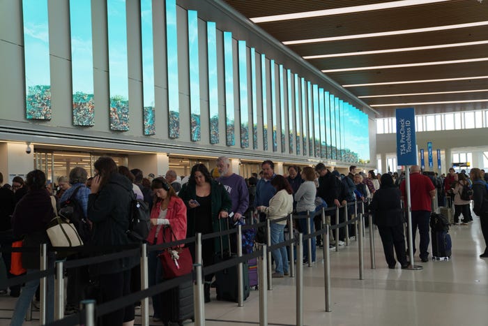 airlines-slash-10-of-flights-amid-urgent-government-shutdown