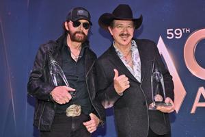 brooks-dunn-celebrate-vocal-duo-win-at-59th-cma-awards