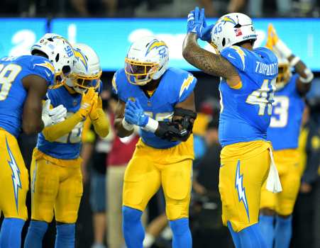 chargers-dominate-steelers-25-10-as-keenan-allen-sets-record