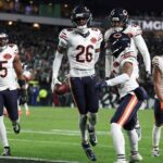 chicago-bears-nahshon-wright-stuns-with-key-fumble-recovery