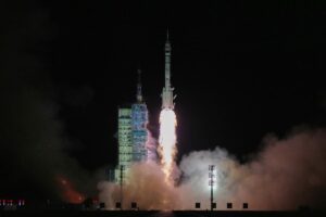 chinese-astronauts-return-delayed-due-to-space-debris-concerns-1