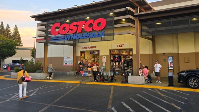 costco-issues-urgent-recall-of-salads-over-plastic-contamination