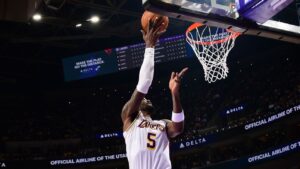 deandre-ayton-exits-game-with-knee-contusion-lakers-face-challenge