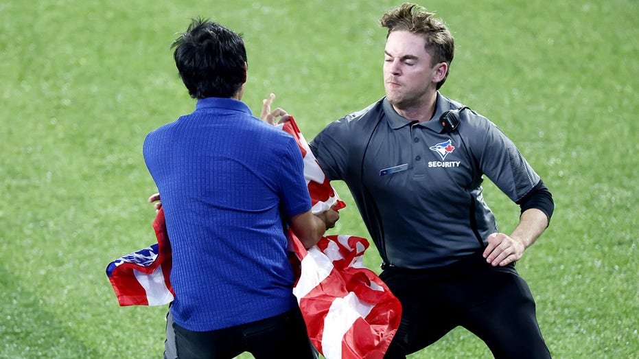 fan-disrupts-world-series-game-6-sparks-canadian-crowd-s-boos