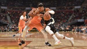 giannis-antetokounmpo-exits-game-vs-cavs-with-groin-injury