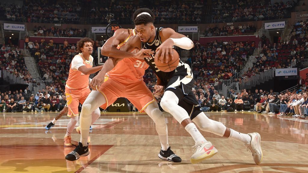 giannis-antetokounmpo-exits-game-vs-cavs-with-groin-injury