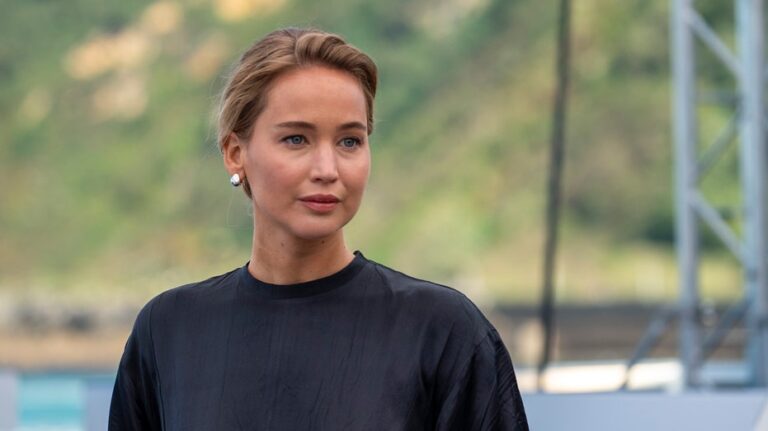 jennifer-lawrence-declares-political-silence-amid-divisive-climate