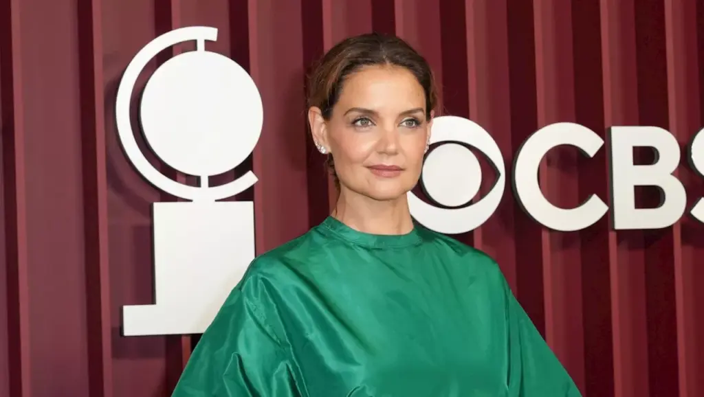 katie-holmes-makeup-artist-highlights-must-have-anti-aging-cream