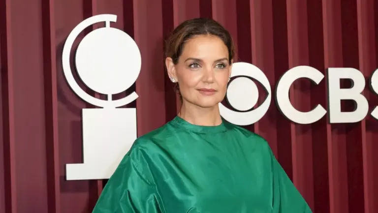 katie-holmes-makeup-artist-highlights-must-have-anti-aging-cream
