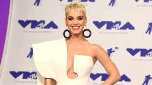 katy-perry-dazzles-in-thigh-high-slit-dress-during-concert
