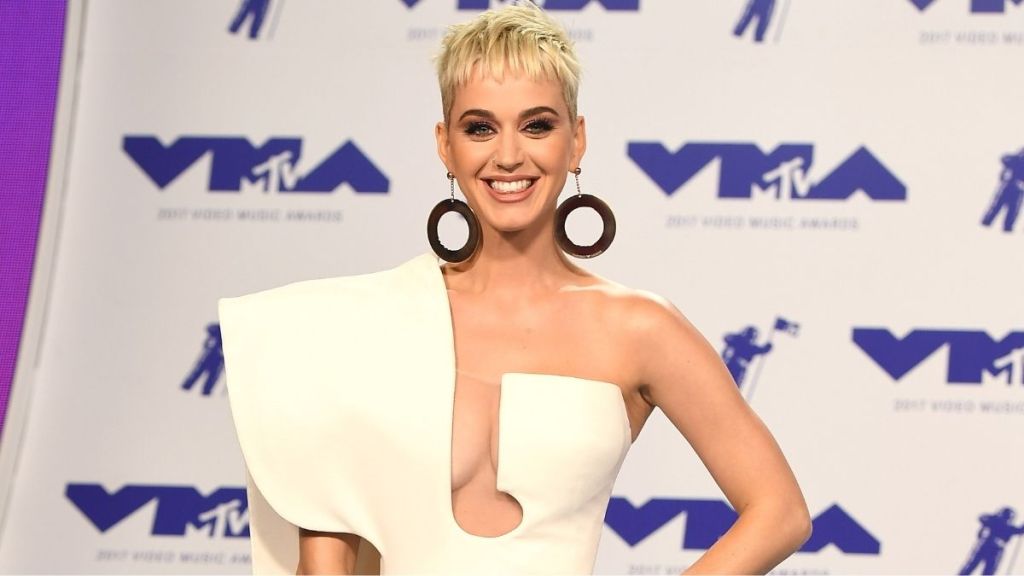 katy-perry-dazzles-in-thigh-high-slit-dress-during-concert