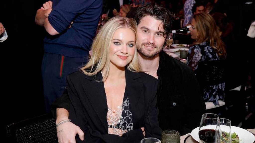 kelsea-ballerini-s-romance-with-chase-stokes-ends-amid-drama