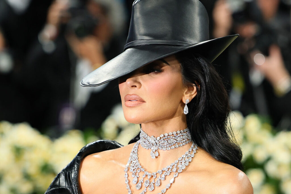 kim-kardashian-urges-disney-to-gift-20m-necklace-on-hulu-show