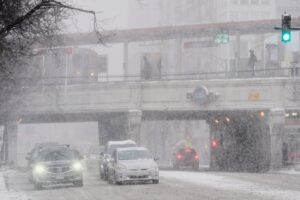 major-snowstorm-disrupts-thanksgiving-travel-across-midwest