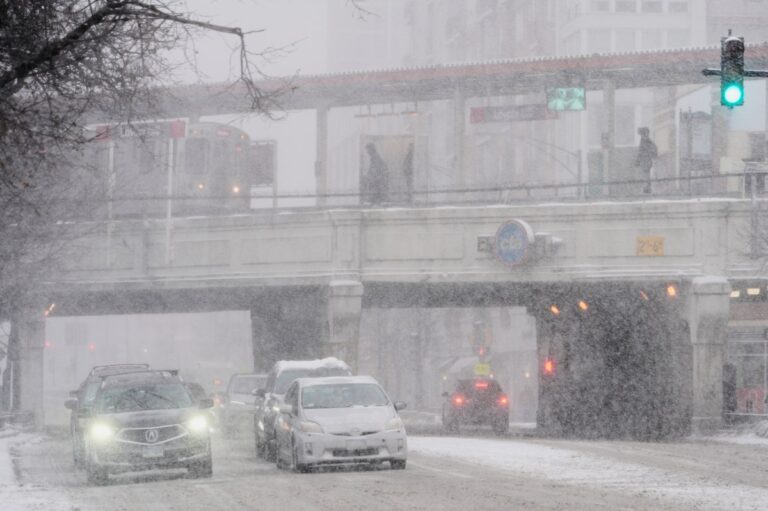 major-snowstorm-disrupts-thanksgiving-travel-across-midwest