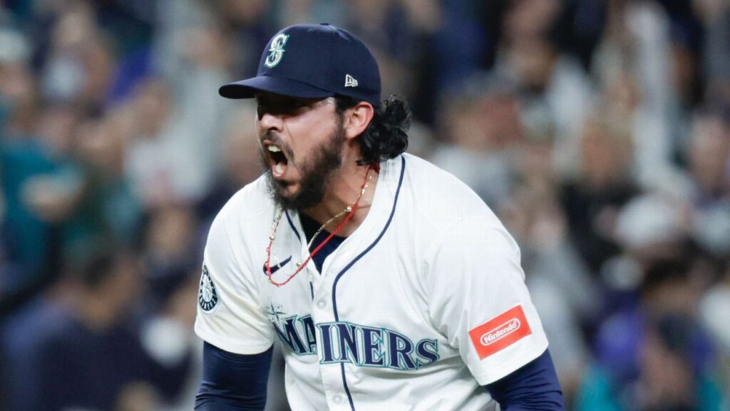 mariners-exercise-7-million-option-on-closer-munoz-for-2026