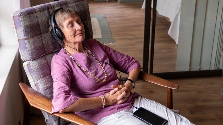 music-reduces-dementia-risk-by-40-for-seniors-study-finds