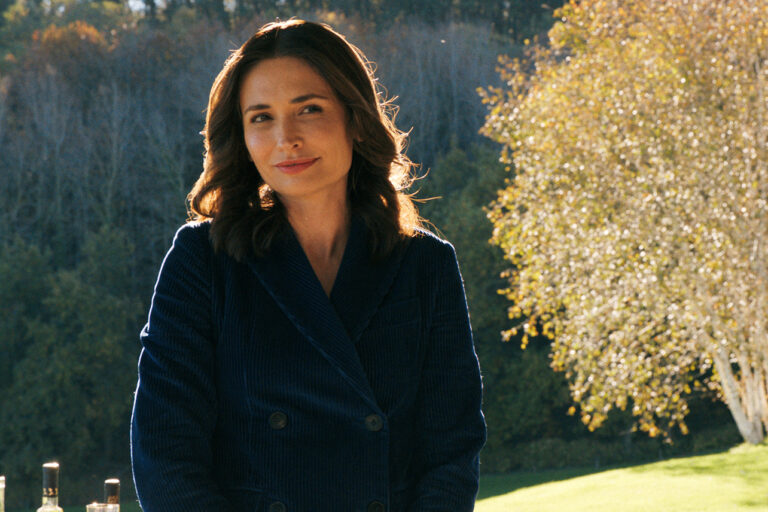 new-apple-tv-series-pluribus-premieres-with-karolina-wydra