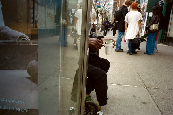 new-yorkers-face-cashless-economy-disabled-man-struggles