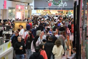 shoppers-surge-at-washington-square-mall-on-black-friday