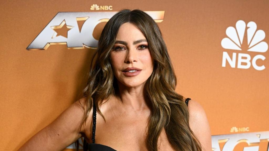 sofia-vergara-stuns-in-viral-bustier-top-at-f1-vegas-race