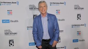 tom-bergeron-returns-to-dwts-as-guest-judge-for-20th-anniversary