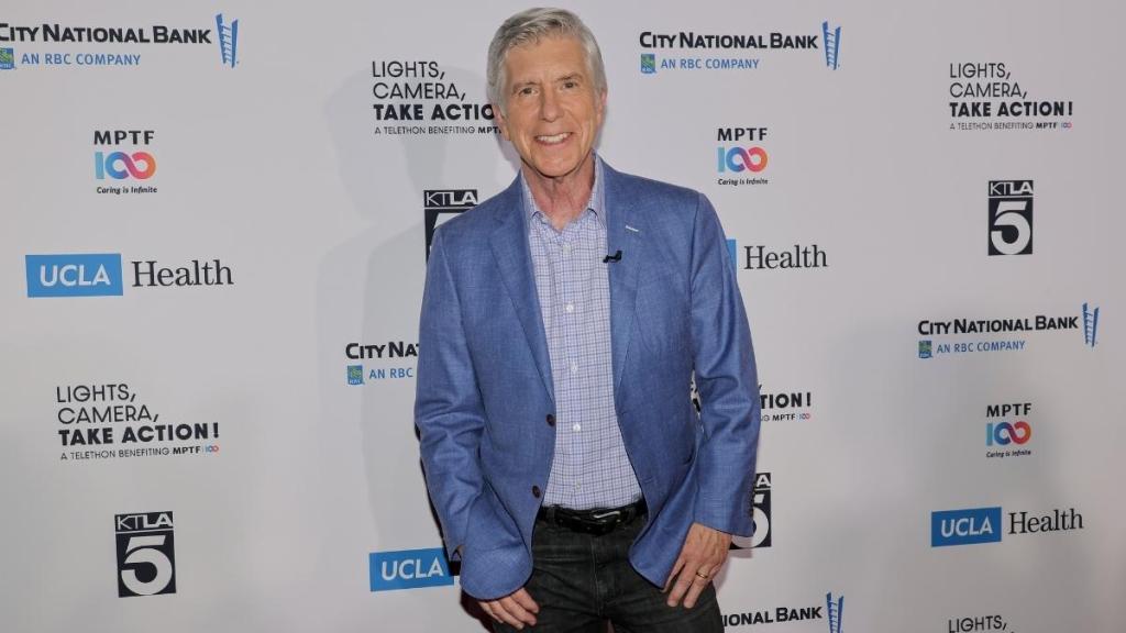 tom-bergeron-returns-to-dwts-as-guest-judge-for-20th-anniversary