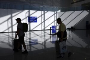 u-s-airports-slash-flights-by-10-amid-government-shutdown