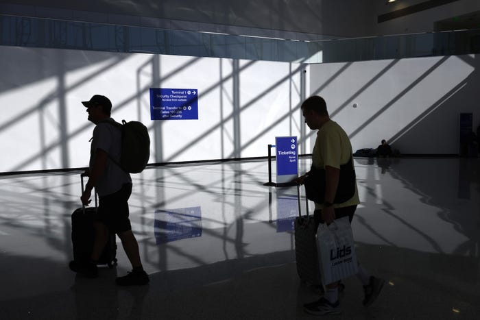 u-s-airports-slash-flights-by-10-amid-government-shutdown