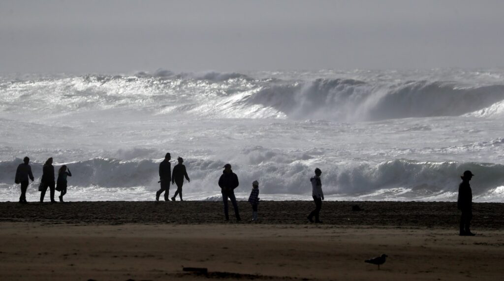 urgent-warning-deadly-18-foot-sneaker-waves-hit-norcal-coast