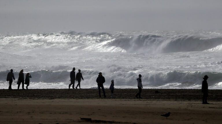 urgent-warning-deadly-18-foot-sneaker-waves-hit-norcal-coast