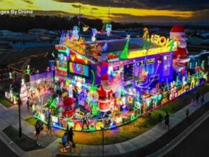 australian-family-s-iconic-christmas-lights-return-draws-crowds
