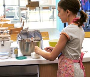 cadette-leads-kids-in-pancake-making-workshop-in-texas