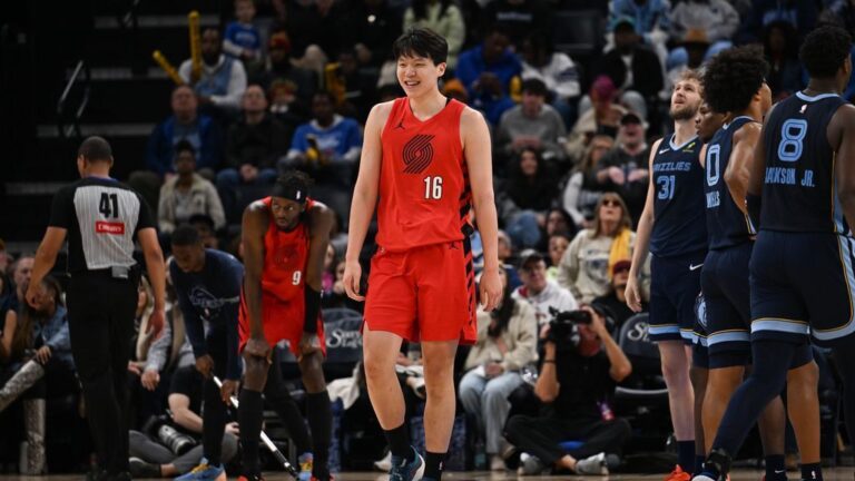 chinese-rookie-yang-makes-nba-debut-as-trail-blazers-fall-to-grizzlies
