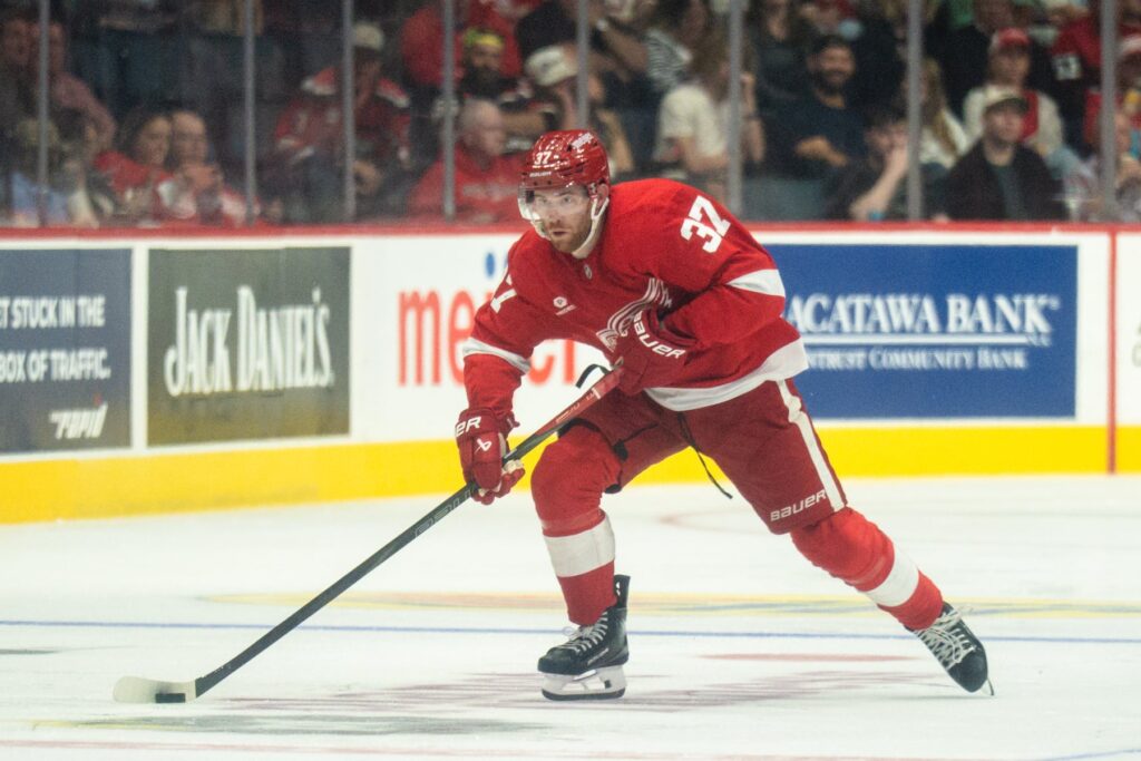detroit-red-wings-face-off-against-hurricanes-tonight-at-7-pm-et