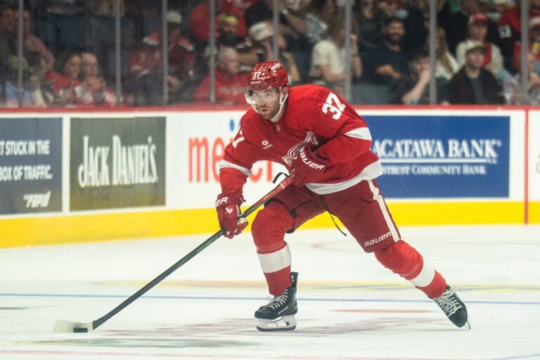 detroit-red-wings-face-off-against-hurricanes-tonight-at-7-pm-et