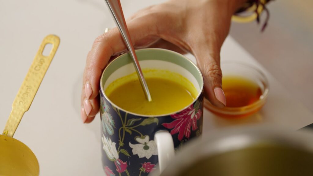 discover-how-golden-milk-offers-health-benefits-this-winter