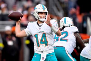 dolphins-replace-tua-tagovailoa-with-rookie-quinn-ewers