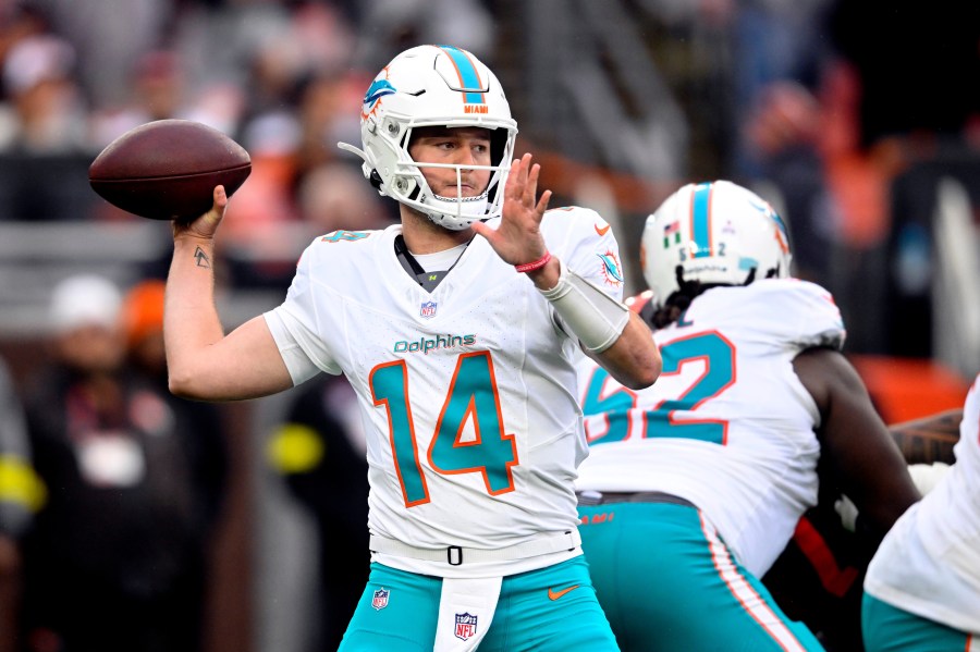 dolphins-replace-tua-tagovailoa-with-rookie-quinn-ewers