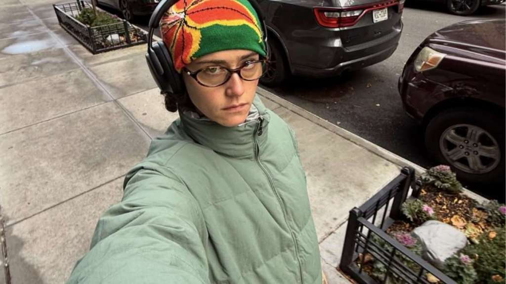 ella-emhoff-s-stunning-hot-tub-photos-spark-holiday-joy-online