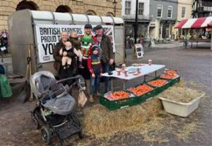 farmers-distribute-over-150-carrots-for-rudolph-in-newark