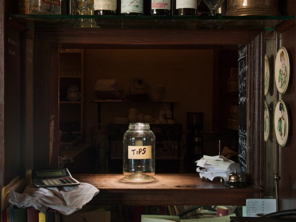 holiday-party-hosts-debate-tipping-etiquette-at-local-bar