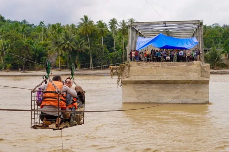 indonesia-floods-claim-883-lives-over-500-still-missing