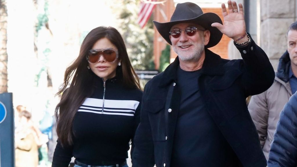 jeff-bezos-and-lauren-sanchez-celebrate-new-year-in-st-barts