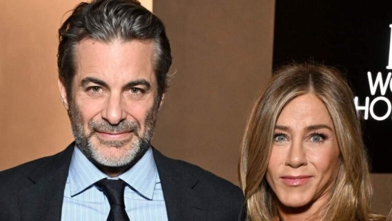 jennifer-aniston-and-jim-curtis-celebrate-first-christmas-together