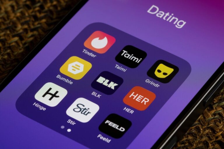 job-seekers-turn-to-dating-apps-amid-ai-screening-crisis