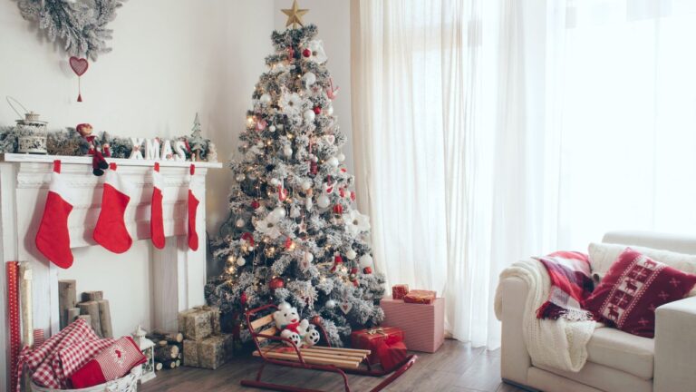 Beautiful,Holdiay,Decorated,Room,With,Christmas,Tree,With,Presents,Under