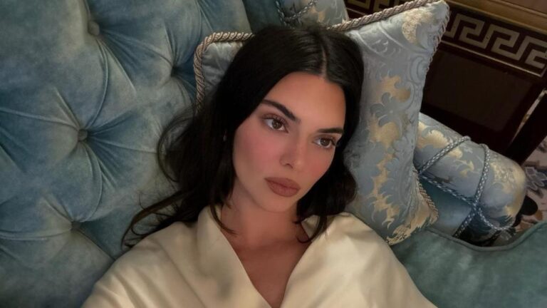 kendall-jenner-s-stunning-miniskirt-breaks-1-million-views-